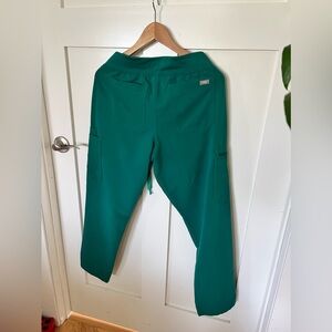 Figs hunter green scrubs “Yola” medium petite yoga waistband pants